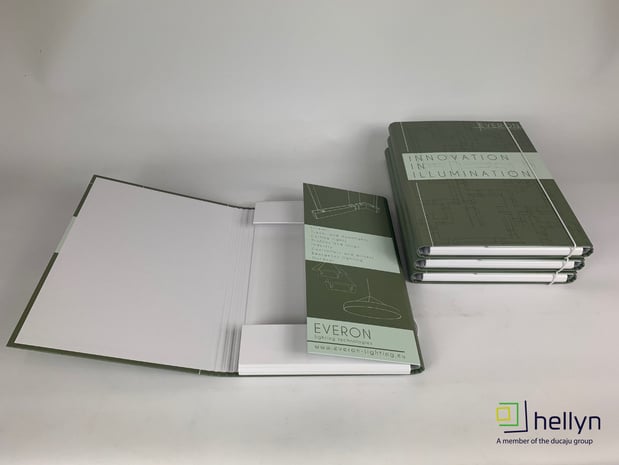 Support de présentation flexible sur mesure chez Hellyn