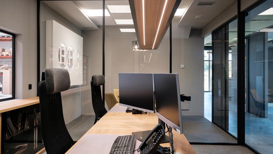 Arlu Divina® glaswanden voor minimalistische kantoor- en vergaderzaalinrichting